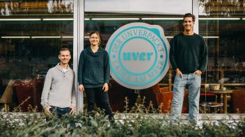 Marcus Schaumburg-Müller, Esther Strohmer und  Philippe Schäfer (v.l.) eröffneten im Juni 2021 den Unverpacktladen „Uver“ in Greifswald.