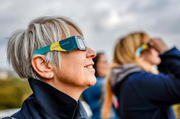 Mit einer speziellen Brille konnte man die Sonnenfinsternis beobachten. Mit einer speziellen Brille konnte man die Sonnenfinsternis beobachten.