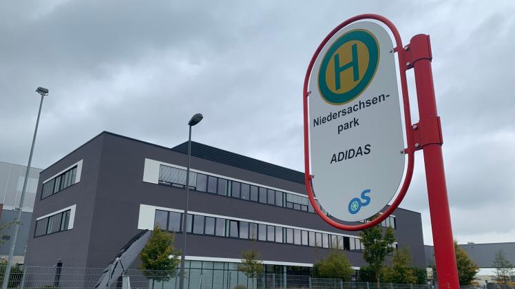 Seit drei Jahren wird die Bushaltestelle vor dem Distributionszentrum des Sporartikelherstellers Adidas gezielt angefahren.