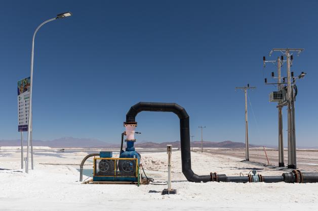 Eine Pumpe befördert das lithiumhaltige Salzwasser in die Wasserbecken in der Atacama-Wüste. Eine Pumpe befördert das lithiumhaltige Salzwasser in die Wasserbecken in der Atacama-Wüste.