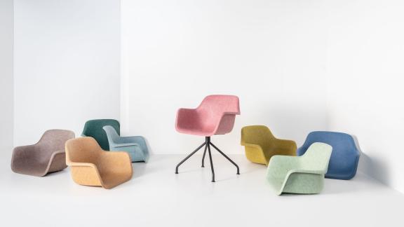<p>HANDOUT - Vepa fertigt die Stühle der Kollektion Felt Colour aus recycelten PET-Flaschen. Foto: Vepa/dpa-tmn - ACHTUNG: Nur zur redaktionellen Verwendung im Zusammenhang mit dem genannten Text und nur bei vollständiger Nennung des vorstehenden Credits</p> Stühle von Vepa
