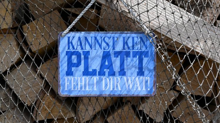 Schild mit Plattdeutscher Sprache, aufgenommen in Klein Zicker, Mecklenburg-Vorpommern, am 5. August 2021.