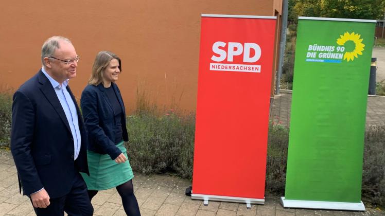 Guter Dinge auf dem Weg zu Koalitionsverhandlungen: Niedersachsens Ministerpräsident Stephan Weil (SPD) und Julia Willie Hamburg, Spitzenkandidatin der Grünen.