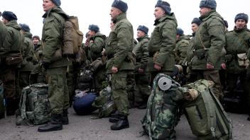 Russland, Verabschiedung von Rekruten in Kasan RUSSIA, KAZAN - OCTOBER 23, 2022: Mobilized Russian citizens are seen at