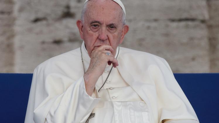 Papst betet im Kolosseum für Frieden