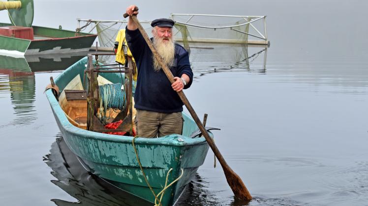 Fischer Walter Piehl holt die Boote ein, denn sie müssen vom großen See am Ortseingang zum kleinen Igelsee. Dort wird am Wochenende gefeiert. 