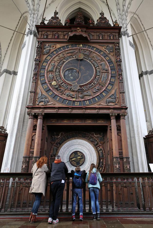 Die Astronomische Uhr in der Marienkirche. Die Astronomische Uhr in der Marienkirche.