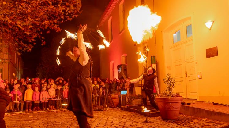  Auf eine spektakuläre Feuershow dürfen sich die Besucher des Lichterfestes auf dem Lingener Universitätsplatz freuen.                              
