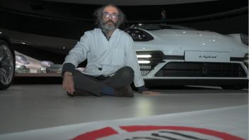 Scientist Rebellion in Wolfsburg: Gianluca Grimalda bei der Besetzung des Porsche-Pavillons in der Autostadt.
