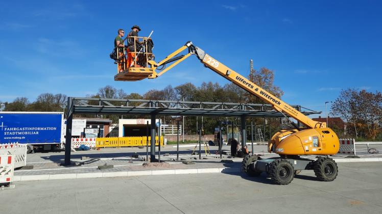 Auf dem neuen Busbahnhof von Ludwigslust hat die Montage der Wetterschutzeinrichtungen begonnen. Mitte Dezember soll die komplette Anlage fertig sein.
