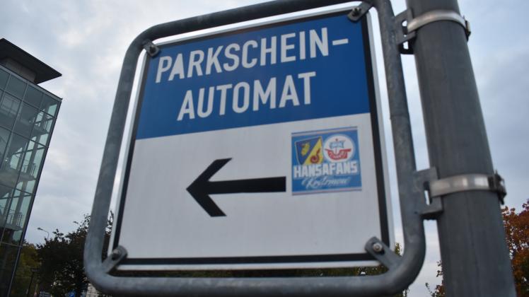 Auch auf städtischen Parkplätzen in Rostock werden die Parkgebühren ab 2023 erhöht.