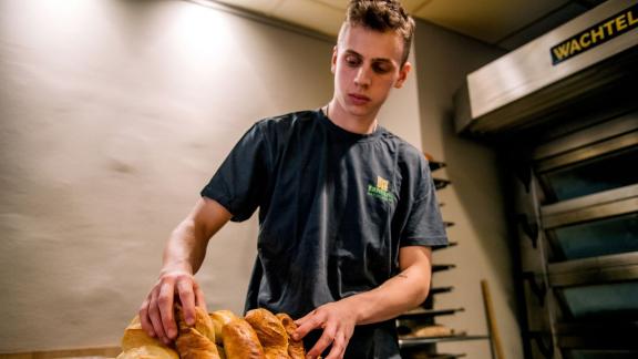 <p>Nach der Arbeit sehen können, was man geschaffen hat: Das ist einer der Gründe, warum Marcel Dähne seinen Joballtag als Bäcker-Geselle gerne mag. Foto: Zacharie Scheurer/dpa-tmn - ACHTUNG: Nur zur redaktionellen Verwendung im Zusammenhang mit dem genannten Text</p> Bäcker-Geselle Marcel Dähne