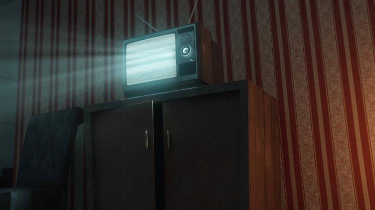 Altes Retro Zimmer, beleuchtet von einem alten Fernseher mit TV-Rauschen *** Old Retro Room, illuminated from a Old Tel