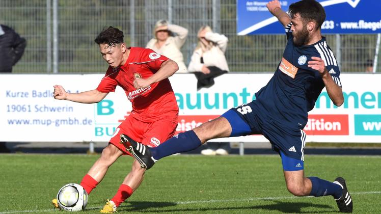 Kanta Seki vom FC Mecklenburg Schwerin schießt gegen Blau Weiß Berlin aufs Tor.