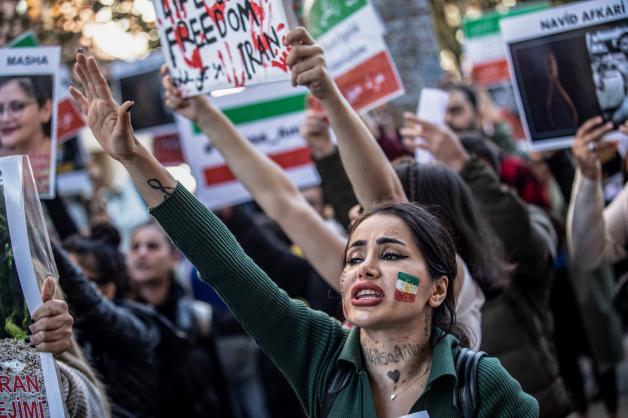 Eine Demonstrantin während einer Demonstration im Iran.