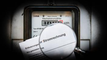 Symbolfoto, Stromrechnung, Stromzähler, Stromverbrauch, Stromkosten *** Symbol photo Electricity bill Electricity meter