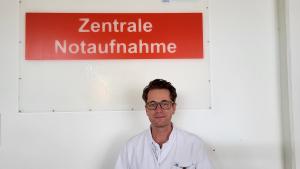 Dr. Stefan Sudmann vor der Notaufnahme in Pinneberg