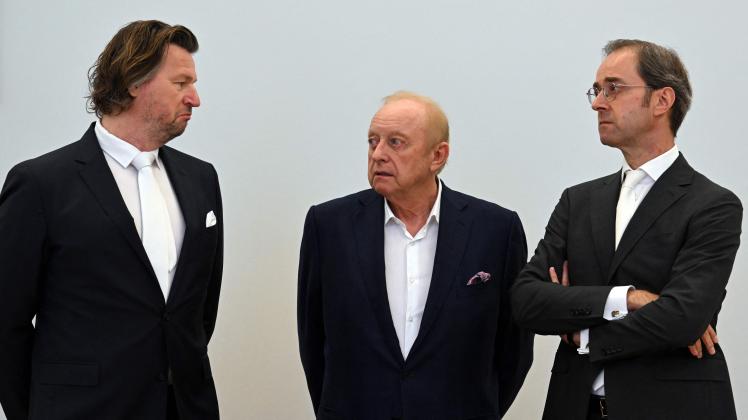 German celebrity chef Alfons Schuhbeck (C) and his lawyers Sascha Koenig (L) and Markus Gotzens (R) wait on October 27, 2022 in a courtroom of the Palace of Justice in Munich, southern Germany, as a verdict in Schuhbeck&apos;s trial is expected. - Alfons Schuhbeck stands accused of tax evasion in the millions. During his career as a chef, he cooked among others for The Beatles, Charlie Chaplin, Queen Elizabeth II and the former German Chancellor Angela Merkel. (Photo by Christof STACHE / AFP)