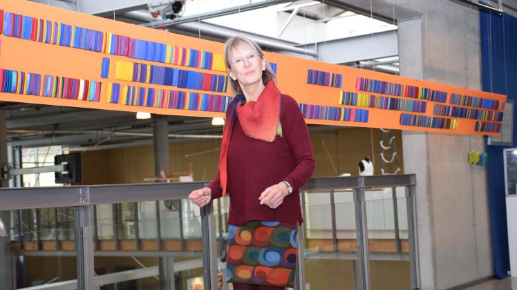 Sieben Meter misst das Textilrelief von Gisela Meyer-Hahn im Museum Tuch + Technik.
