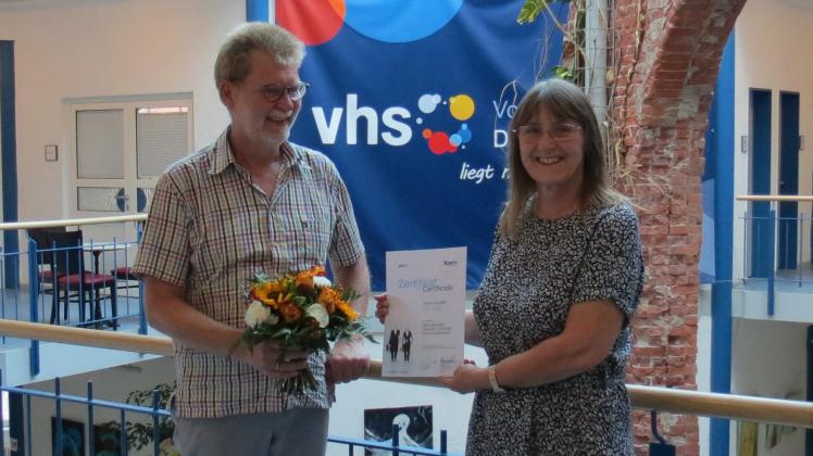 Jürgen Beckstette, Geschäftsführer der VHS Delmenhorst, gratuliert Regina Bergfeld zur bestandenen Qualifizierung als „Geprüfte
Fachkraft Finanzbuchführung“.
