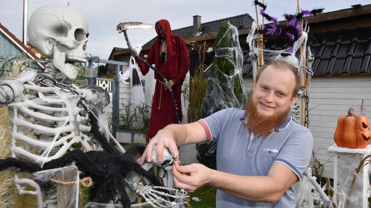 Halloween-Fan Przemyslaw Molski (32) dekoriert bis zur letzten Minute. Viele der Großfiguren hat er sich aus Amerika schicken lassen, wo der kommerzielle Halloween-Kult seinen Ursprung hat.