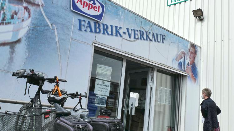 Appel Fischdosen Fabrik Verkauf (Werksverkauf) - gesehen am 06.05.2022 in Cuxhaven *** Appel fish cans factory sale fact