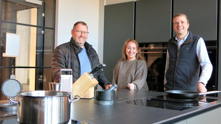 In der neuen Schauküche: Geschäftsführer Frank Nibberich sowie Angelika Engelmann, zuständig für die Kommunikation, und Julian Neuhaus, Leiter für das operative Geschäft (von links).