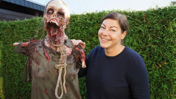 Dagmar Conrady präsentiert die neueste Errungenschaft: Einen lebensgroßen Zombie.