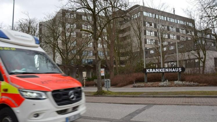 Die Imland-Klinik in Rendsburg: Das Krankenhaus-Unternehmen ist durch die Energiekrise und die Inflation noch tiefer in die roten Zahlen gerutscht. 