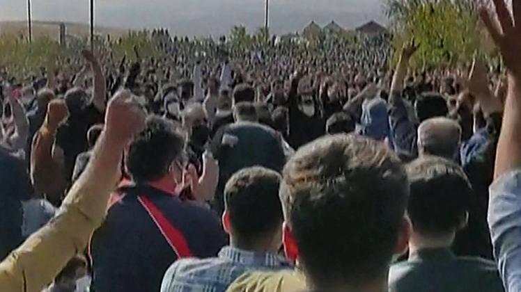 This image grab from a UGC video released on October 26, 2022 shows hundreds of protesters clapping and cheering during a rally in Saqez, Mahsa Amini&apos;s hometown in IRan&apos;s western Kurdistan province, on the 40th day since her death. - The death of 22-year-old Amini, after her arrest for allegedly breaching Iran&apos;s strict dress code for women, has fuelled the biggest protests seen in the Islamic republic for years. (Photo by UGC / AFP) / Israel OUT - NO Resale - NO Internet / RESTRICTED TO EDITORIAL USE - MANDATORY CREDIT AFP -  SOURCE: UGC - ANONYMOUS - NO MARKETING - NO ADVERTISING CAMPAIGNS - NO INTERNET - DISTRIBUTED AS A SERVICE TO CLIENTS - NO RESALE - NO ARCHIVE -NO ACCESS ISRAEL MEDIA/PERSIAN LANGUAGE TV STATIONS OUTSIDE IRAN/ STRICTLY NO ACCESS BBC PERSIAN/ VOA PERSIAN/ MANOTO-1 TV/ IRAN INTERNATIONAL/RADIO FARDA - AFP IS NOT RESPONSIBLE FOR ANY DIGITAL ALTERATIONS TO THE PICTURE&apos;S EDITORIAL CONTENT / 