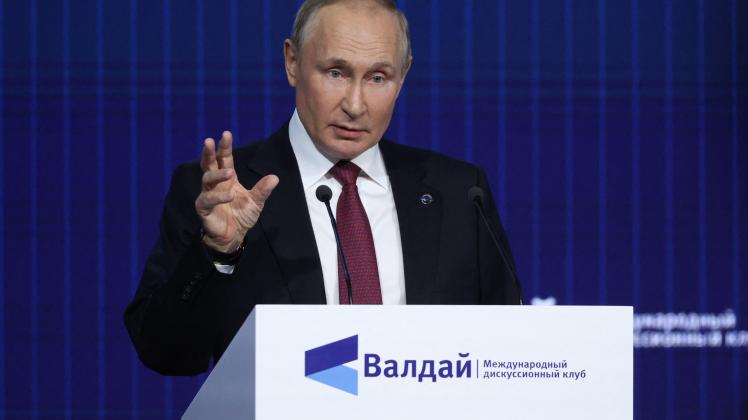 Russian President Vladimir Putin addresses the plenary session of the Valdai Discussion Club forum in the Moscow region on October 27, 2022. (Photo by Sergei KARPUKHIN / SPUTNIK / AFP)