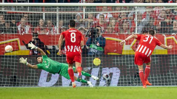 <p>Bragas Keeper (l) kann das Freistoßtor durch Union Berlins Robin Knoche (nicht im Bild) nicht verhindern. Foto: Andreas Gora/dpa</p> Elfmeter