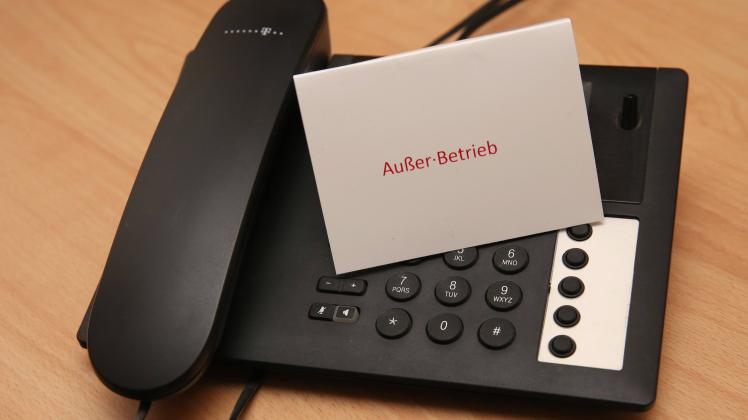 Blick am Mittwoch (17.11.2021) in Neukalen (Landkreis Mecklenburgische Seenplatte) auf ein Telefon mit einem Aufsteller