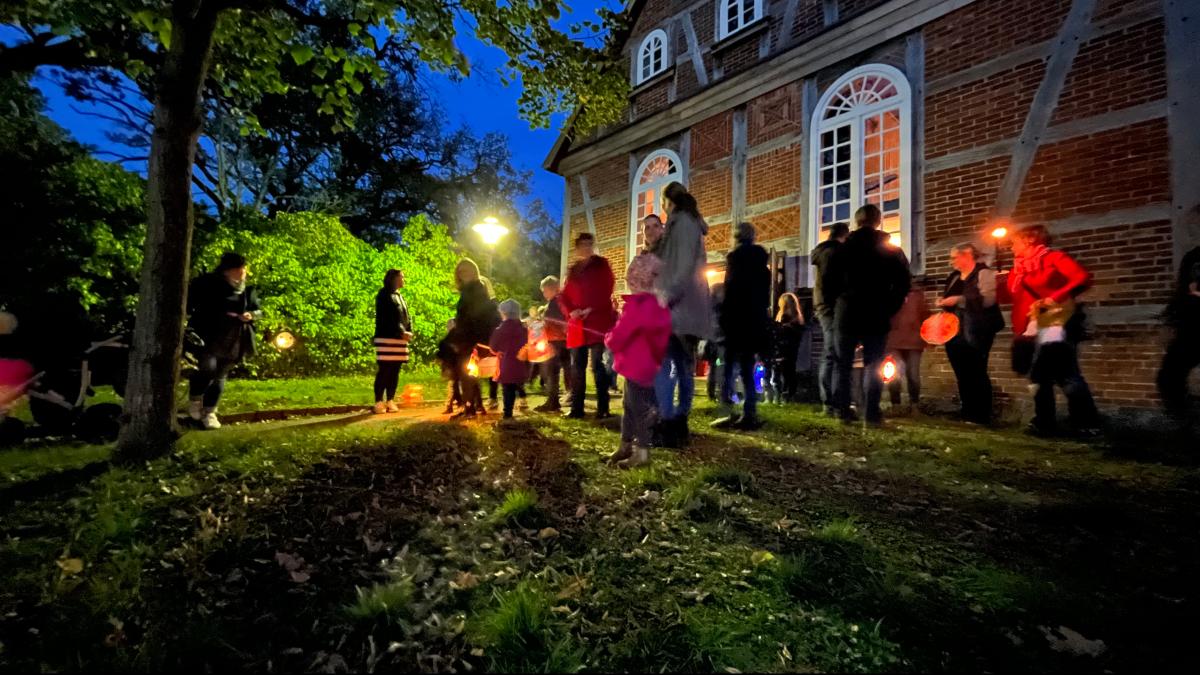 Kinder der Kita Christophorus erhellen Kaarßen beim Laternenumzug SVZ