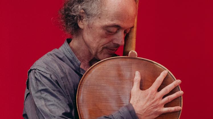 Die düstere Geschichte seines Cellos erforschte der Meller Musiker Willem Schulz.
