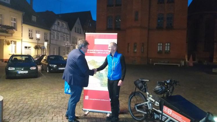 Kulturamtsleiter Frank Riedel (links) empfängt am Donnerstagabend im Namen der Stadt Perleberg Angermündes Bürgermeister Frederik Bewer  auf dem Großen Markt.