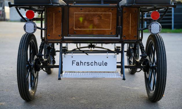 Das Schild zeigt: Hier lernen Leute das Fahren mit der Pferdekutsche. Das Schild zeigt: Hier lernen Leute das Fahren mit der Pferdekutsche.