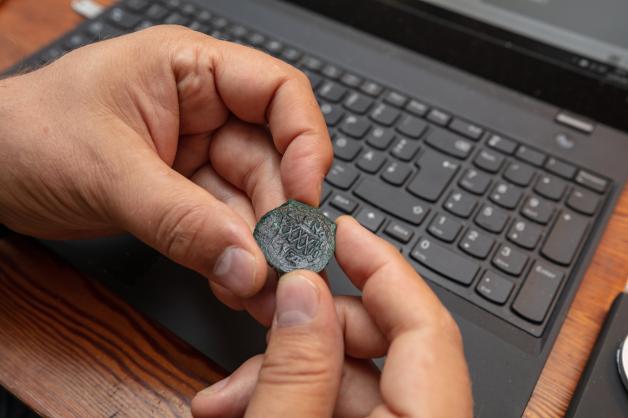Bei Ausgrabungen in einer uralten Stadt haben Fachleute auch Münzen gefunden.