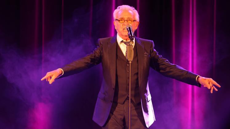 Stargast Tony Christie auf der Bühne, Premiere vom neuen Variete-Programm im Hansa-Theatersaal am Steindamm, Hansa Thea