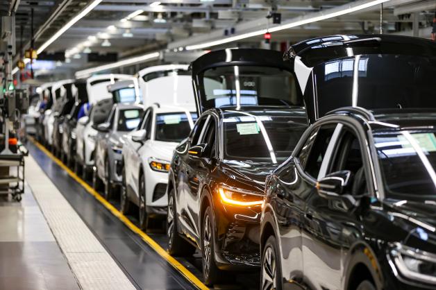 Hersteller wie VW produzieren schon Elektroautos. Doch die Firmen müssen sich noch mehr umstellen. Hersteller wie VW produzieren schon Elektroautos. Doch die Firmen müssen sich noch mehr umstellen.