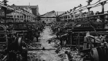 Ein Bild der Zerstörung nach dem Luftangriff am 28. Juni 1942: Die Spinnerei I der Delmenhorster Jute-Fabrik ist vollständig ausgebrannt.