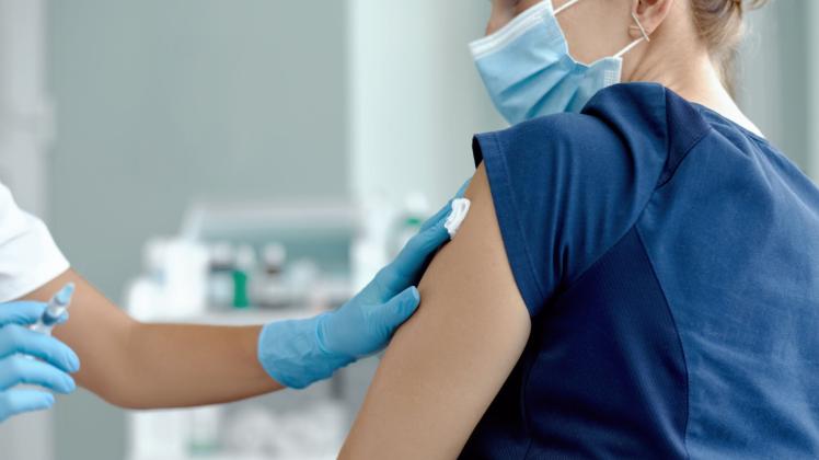 Die Impfzentren in Schleswig-Holstein bieten ab sofort zusätzlich eine Impfung gegen Grippe an. 