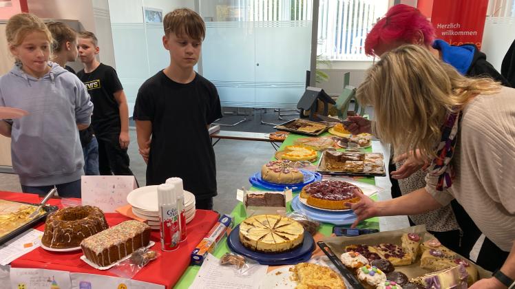 Bei dieser Auswahl an Kuchen, Torten und Muffins fiel die Auswahl schwer.