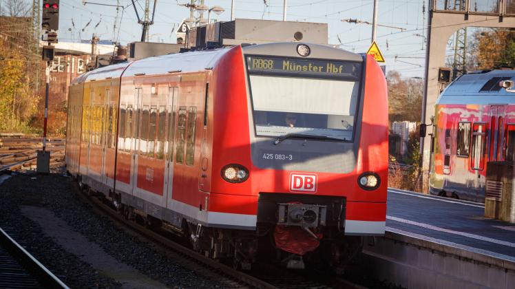 DEU Deutschland Nordrhein Westfalen Münster 26 11 2015 Münster Hauptbahnhof Regionalbahn Zug