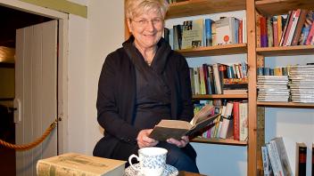 Auch die einstige Vizechefin des Kulturvereins Haseldorfer Marsch, Maria Westphal, wird sich beim Bücherbasar um die Gäste in der historischen Kate kümmern.