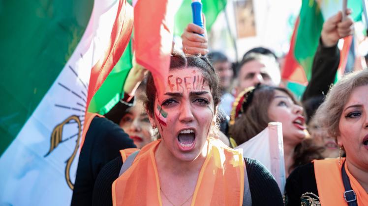 22.10.2022, Berlin, Deutschland, Europa - Mehrere Zehntausend Iraner und Aktivisten bekunden an der Siegessaeule im Orts