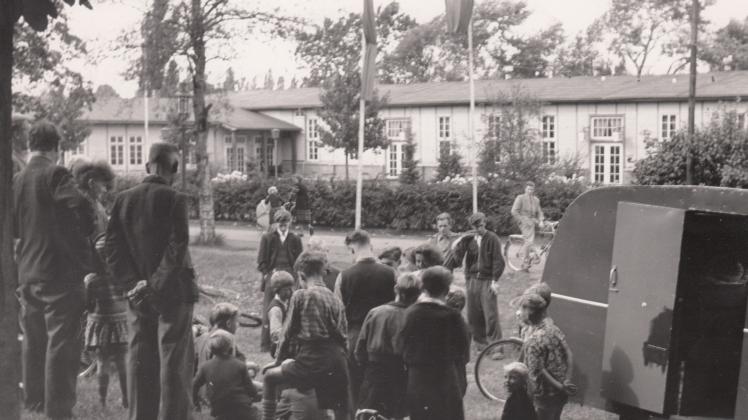 Unscheinbar im Hintergrund: Die Grafthalle auf den Graftwiesen, 1947 als Baracke aufgestellt, war 30 Jahre lang ein zentraler Veranstaltungsort in Delmenhorst.