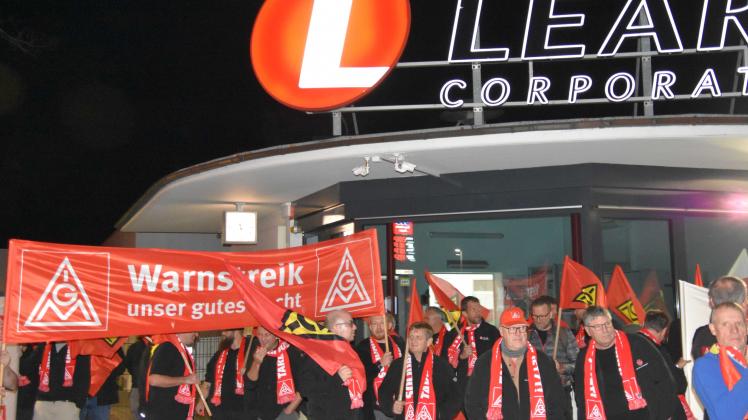 Warnstreik. Um kurz nach Mitternacht begann die Kundgebung der Arbeitnehmer vor dem Werkstor der Lear Corporation an der Ankumer Straße in Bersenbrück.