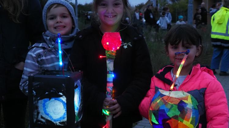Elias (6) Stina (8) und Karo (4) mit ihren selbst gebastelten Laternen und einen Zauberstab beim Laternelaufen 2022 in Süderbrarup