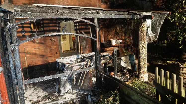 Der Wintergarten brannte nieder. Das angrenzende Wohnhaus konnte von der Feuerwehr gerettet werden. Lediglich zwei Glasscheiben von Fenstern im ersten Obergeschoss des Gebäudes zerbrachen.